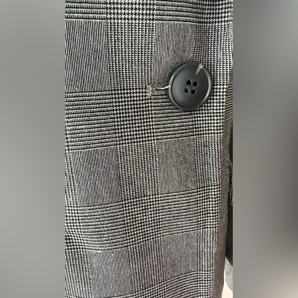 Grey Plaid Blazer with striped lining. Size 36 Euro /6 US in Excellent Condition - Picture 3 of 9